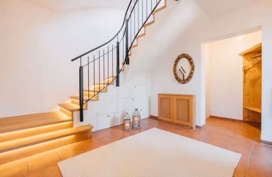 Spacious entrance area with wardrobe